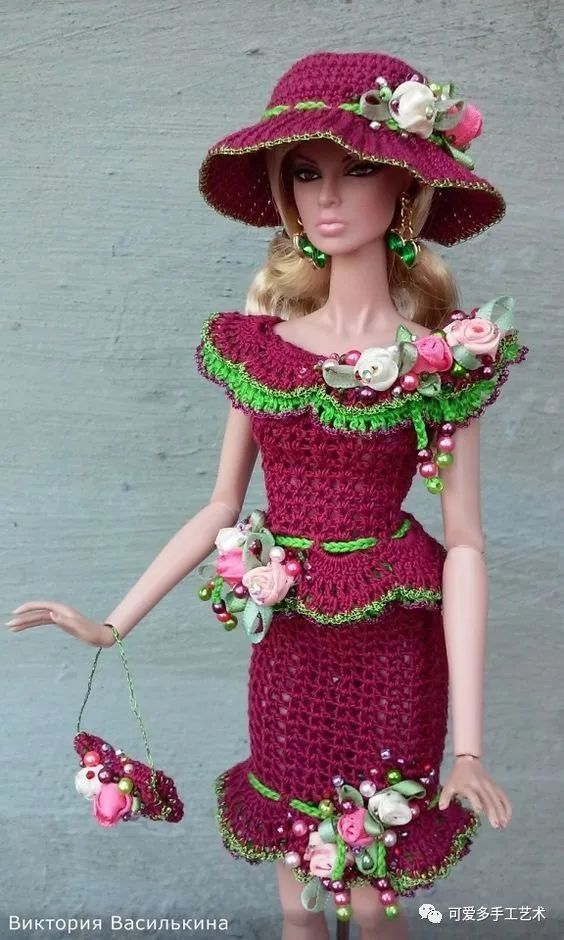 芭比娃娃|孩子玩旧了的芭比娃娃，用零线钩了几件华丽的裙子改造，竟大受欢迎！