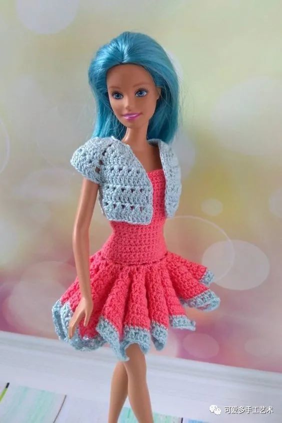 芭比娃娃|孩子玩旧了的芭比娃娃，用零线钩了几件华丽的裙子改造，竟大受欢迎！