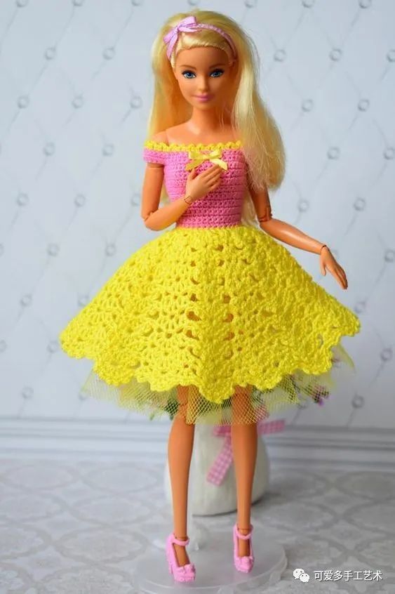 芭比娃娃|孩子玩旧了的芭比娃娃，用零线钩了几件华丽的裙子改造，竟大受欢迎！