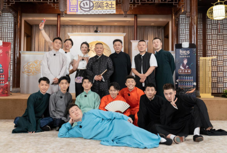 德云社团|德云社团综迎来首位女嘉宾，秦霄贤聊嫂子，烧饼、孟鹤堂秀恩爱