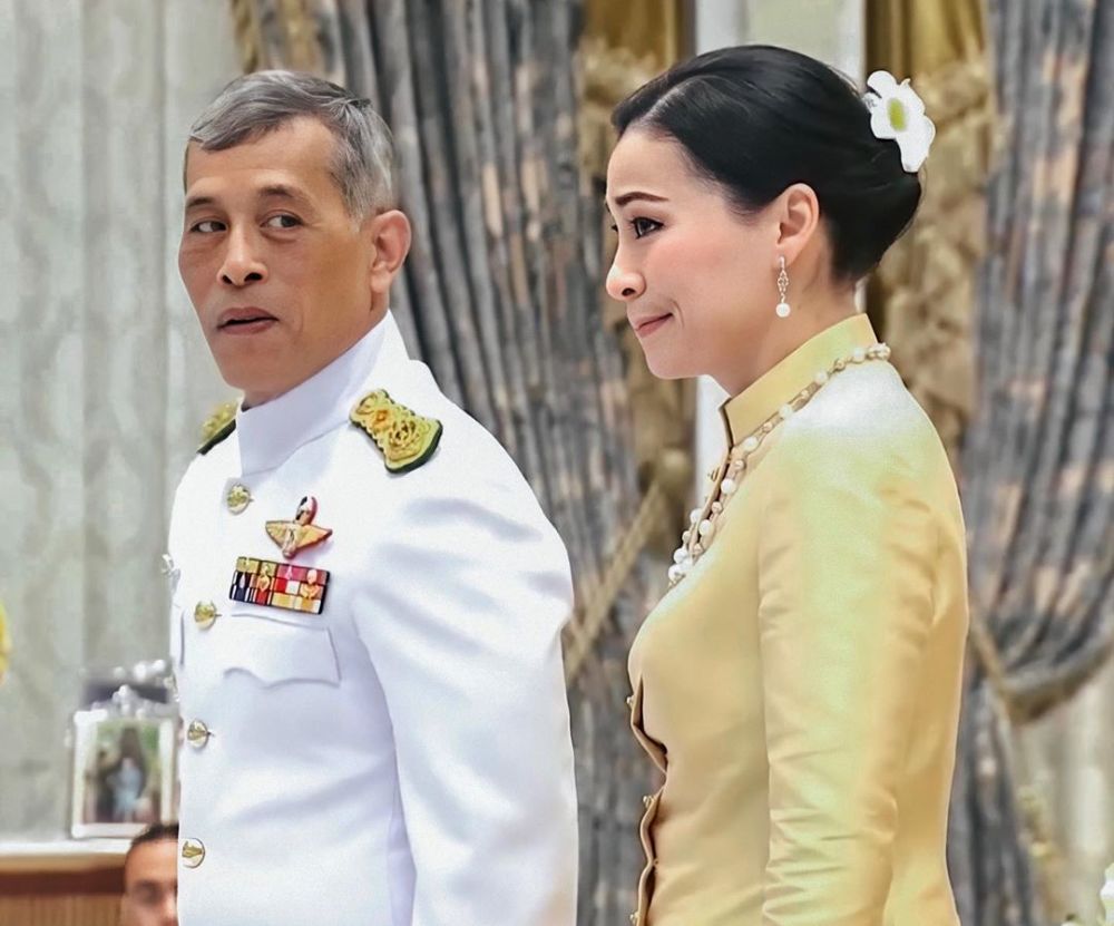 诗妮娜|诗妮娜复宠后泰王夫妇首同框，苏提达为夺回夫心换少女发型，穿粉色裙惹人爱