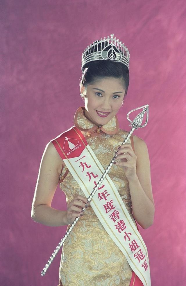 46岁翁嘉穗高调复出开专栏,样貌身材仍出众,与佘诗曼同届选港姐