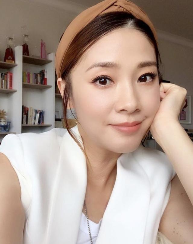 46岁翁嘉穗高调复出开专栏样貌身材仍出众与佘诗曼同届选港姐