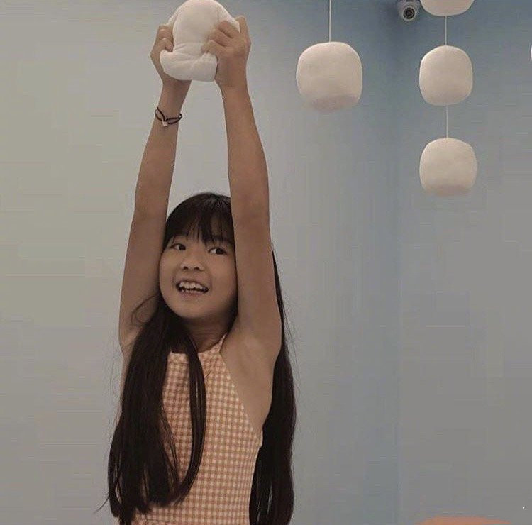 曹华恩|曹格女儿满10岁，Grace越长越漂亮，被妈妈打趣像小土匪