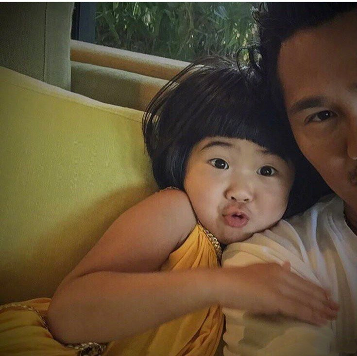 曹华恩|曹格女儿满10岁，Grace越长越漂亮，被妈妈打趣像小土匪