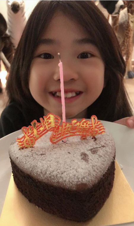 曹华恩|曹格女儿满10岁，Grace越长越漂亮，被妈妈打趣像小土匪