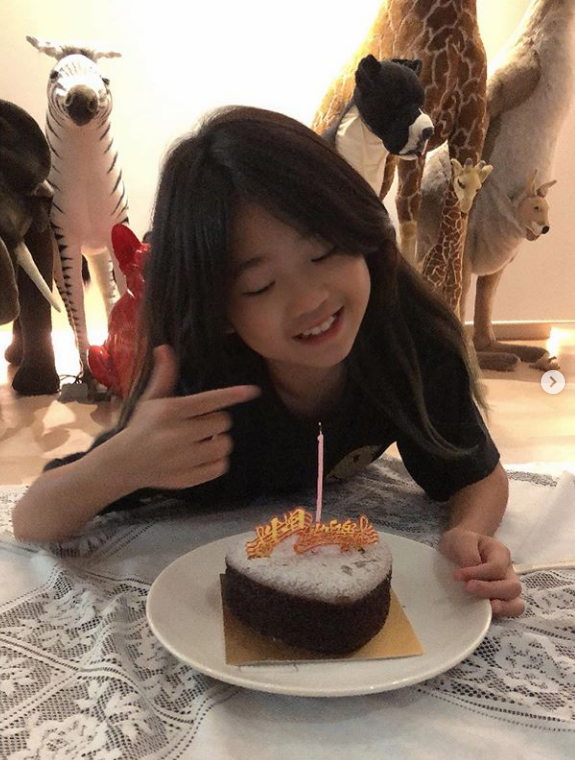 曹华恩|曹格女儿满10岁，Grace越长越漂亮，被妈妈打趣像小土匪