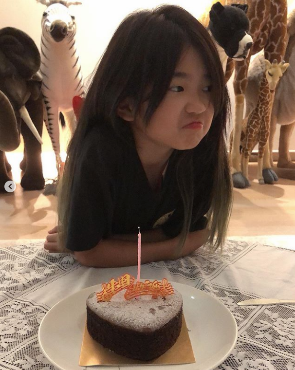 曹华恩|曹格女儿满10岁，Grace越长越漂亮，被妈妈打趣像小土匪