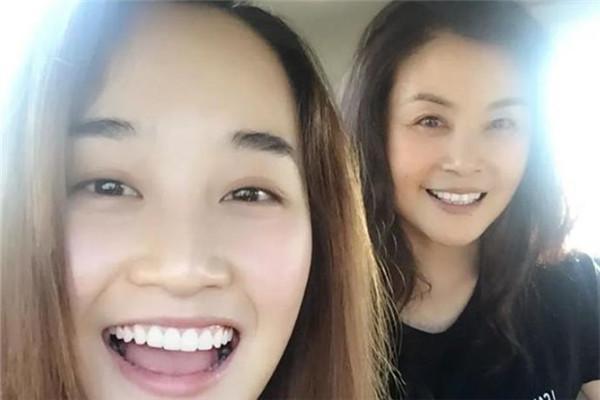 蓝盈莹|蓝盈莹企业家母亲罕曝光！肤白貌美被喊话出道，与女儿同框似姐妹