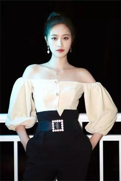 蓝盈莹|蓝盈莹企业家母亲罕曝光！肤白貌美被喊话出道，与女儿同框似姐妹