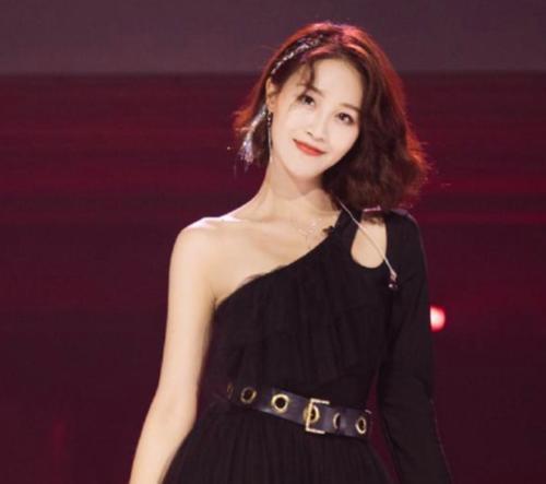 蓝盈莹|蓝盈莹企业家母亲罕曝光！肤白貌美被喊话出道，与女儿同框似姐妹