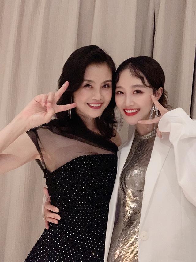 蓝盈莹|蓝盈莹企业家母亲罕曝光！肤白貌美被喊话出道，与女儿同框似姐妹