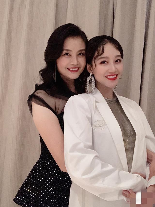 蓝盈莹|蓝盈莹企业家母亲罕曝光！肤白貌美被喊话出道，与女儿同框似姐妹