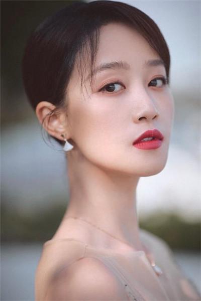 蓝盈莹|蓝盈莹企业家母亲罕曝光！肤白貌美被喊话出道，与女儿同框似姐妹