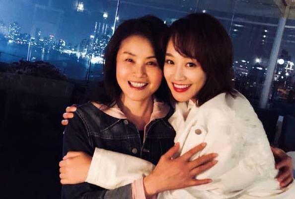 蓝盈莹|蓝盈莹企业家母亲罕曝光！肤白貌美被喊话出道，与女儿同框似姐妹