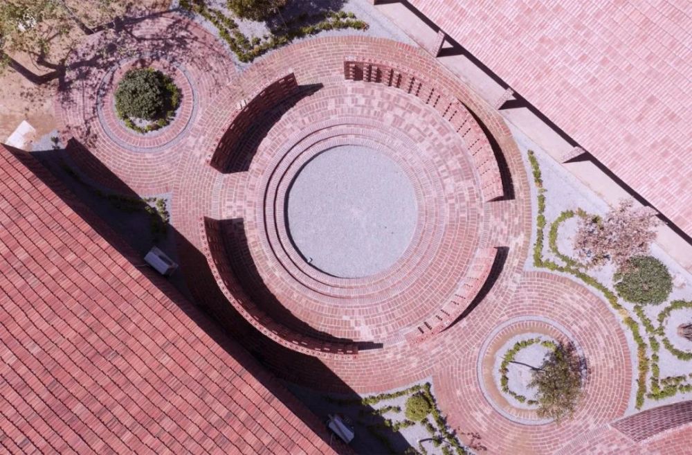 甲方|俯仰之间的建筑美学