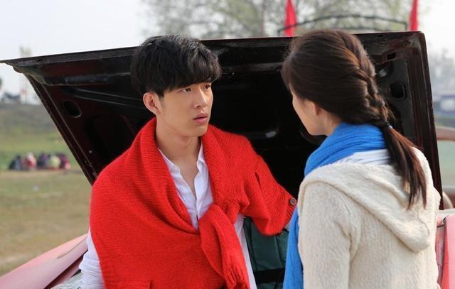 一是你对于他而言,本身就不是唯一,他在和你恋爱的同时,还不忘物色更