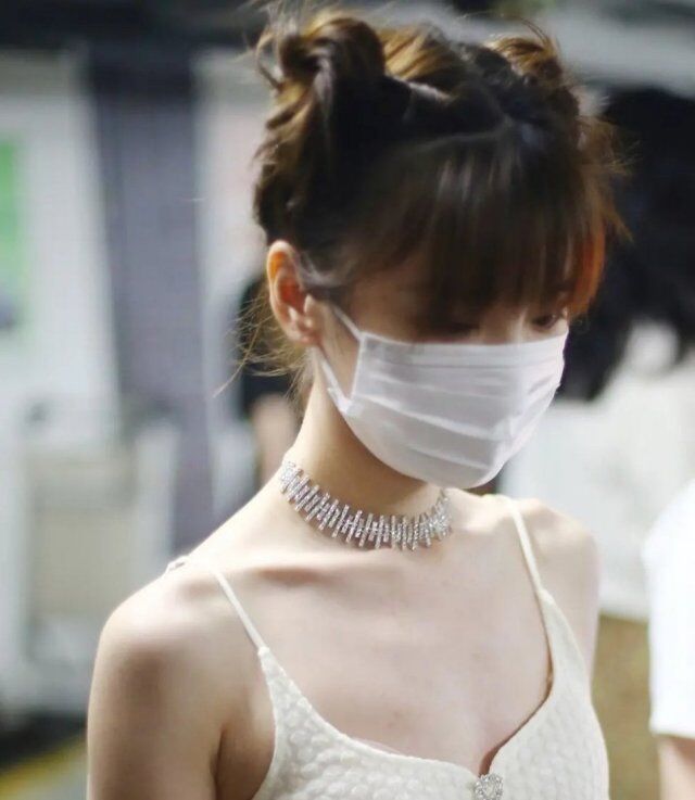 毛晓彤|毛晓彤换发型堪比整容，顶着哪吒头炸街，少女气质让人心动