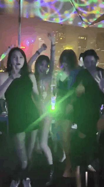 关晓彤|关晓彤蹦迪放飞自我，网友吐槽风尘气太重，国民闺女乖乖气质呢？