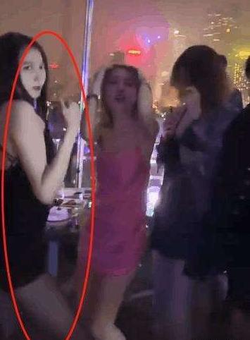 关晓彤|关晓彤蹦迪放飞自我，网友吐槽风尘气太重，国民闺女乖乖气质呢？