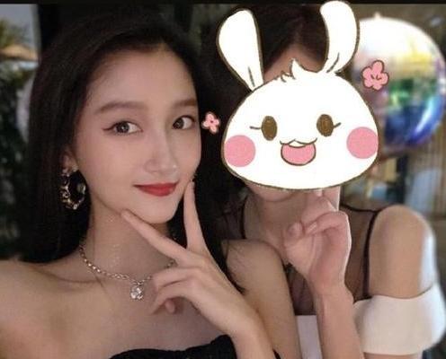关晓彤|关晓彤蹦迪放飞自我，网友吐槽风尘气太重，国民闺女乖乖气质呢？