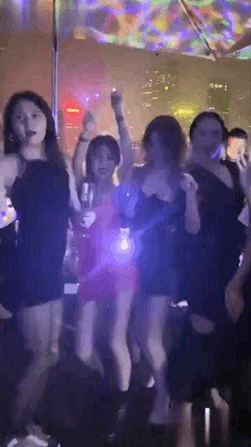 关晓彤|关晓彤蹦迪放飞自我，网友吐槽风尘气太重，国民闺女乖乖气质呢？
