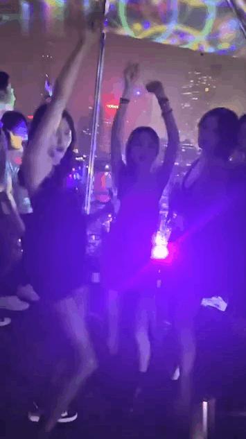 关晓彤|关晓彤蹦迪放飞自我，网友吐槽风尘气太重，国民闺女乖乖气质呢？