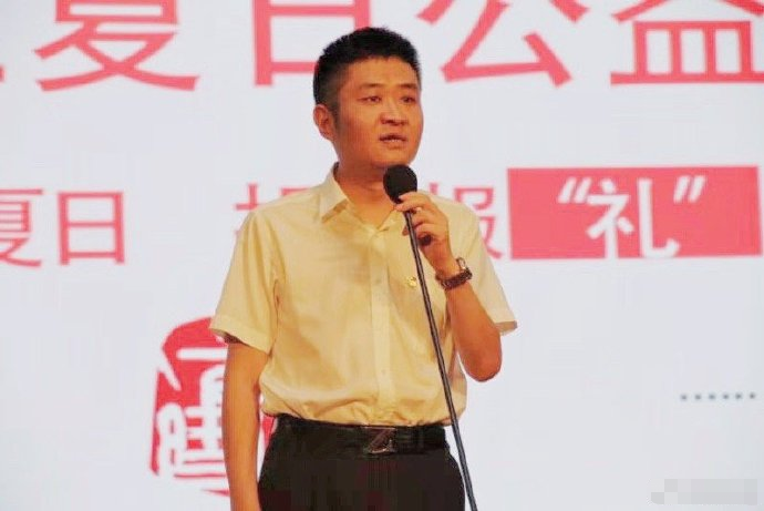 苗阜|苗阜给青曲社制定两条规矩：不允许带荧光棒进场，商演时不准收观众礼物