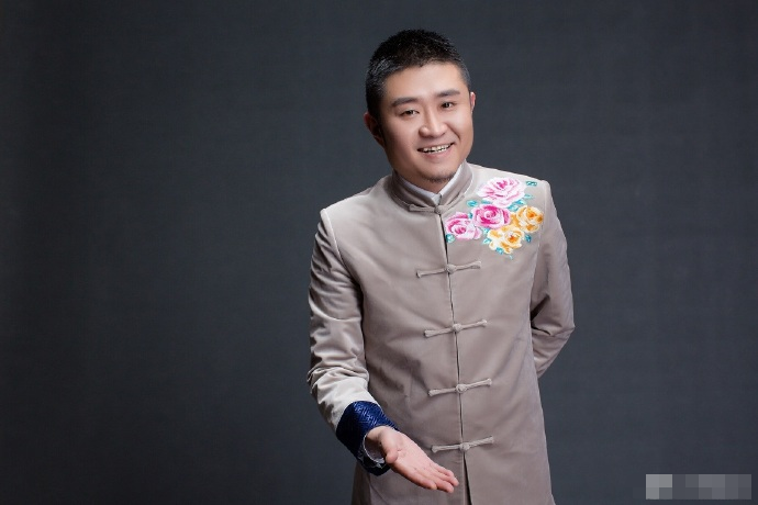 苗阜|苗阜给青曲社制定两条规矩：不允许带荧光棒进场，商演时不准收观众礼物