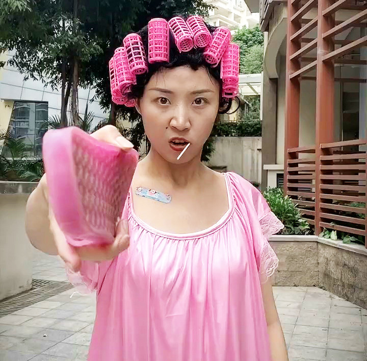 "芋头版"的包租婆,有着鲜明的人物个性,她精明能干,但嗜赌如命,而分饰