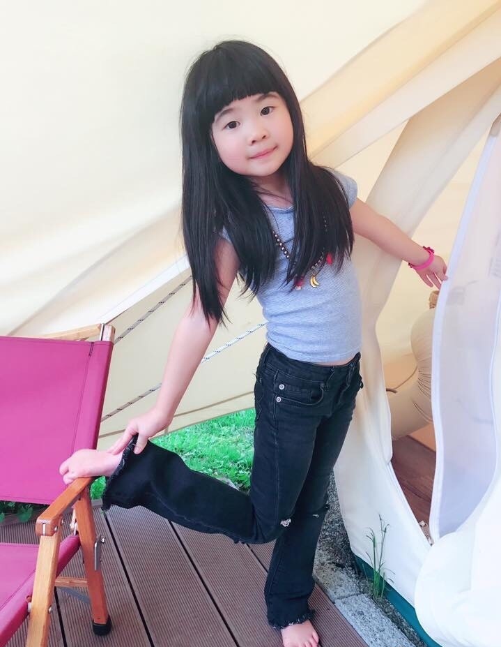 吴速玲晒女儿10岁生日照,包子姐长成大姑娘了,长发披肩又美又淑女