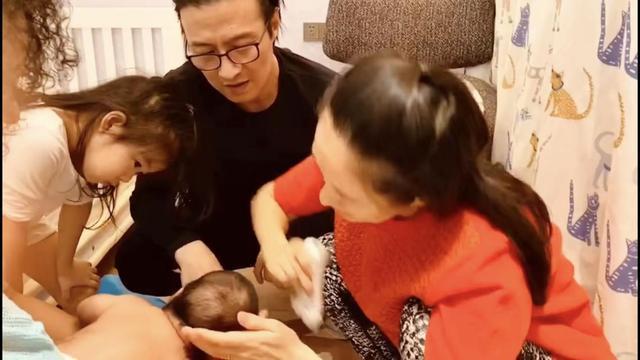 章子怡|章子怡儿子会叫妈妈啦！8个月趴在怀里不撒手，汪峰被指内心吃醋