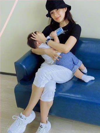 章子怡|章子怡儿子会叫妈妈啦！8个月趴在怀里不撒手，汪峰被指内心吃醋