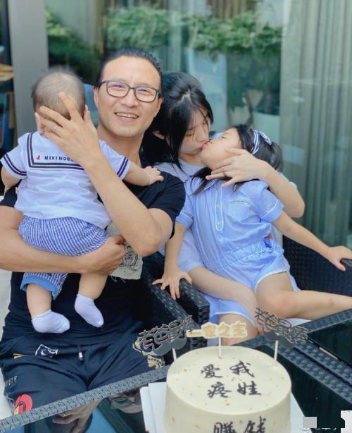 章子怡|章子怡儿子会叫妈妈啦！8个月趴在怀里不撒手，汪峰被指内心吃醋