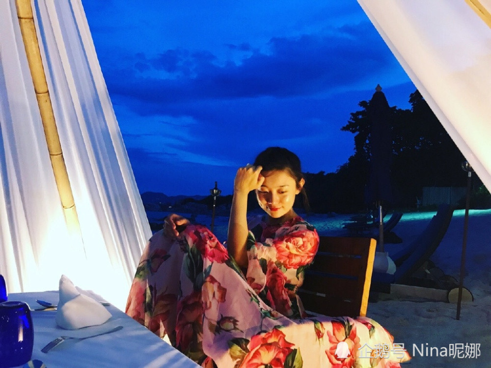 央视外景主持人李七月不上班好惊艳穿吊带裙腰细腿长标准女团身材