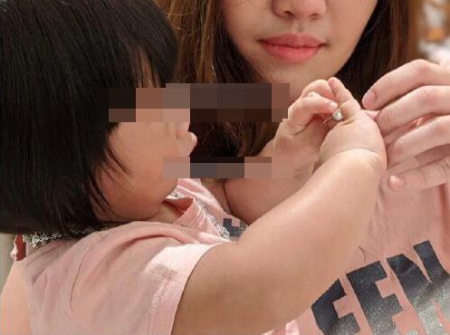 何超盈|何超盈开趴庆祝30岁生日，一岁女儿吃蛋糕舔手指，肉脸超可爱