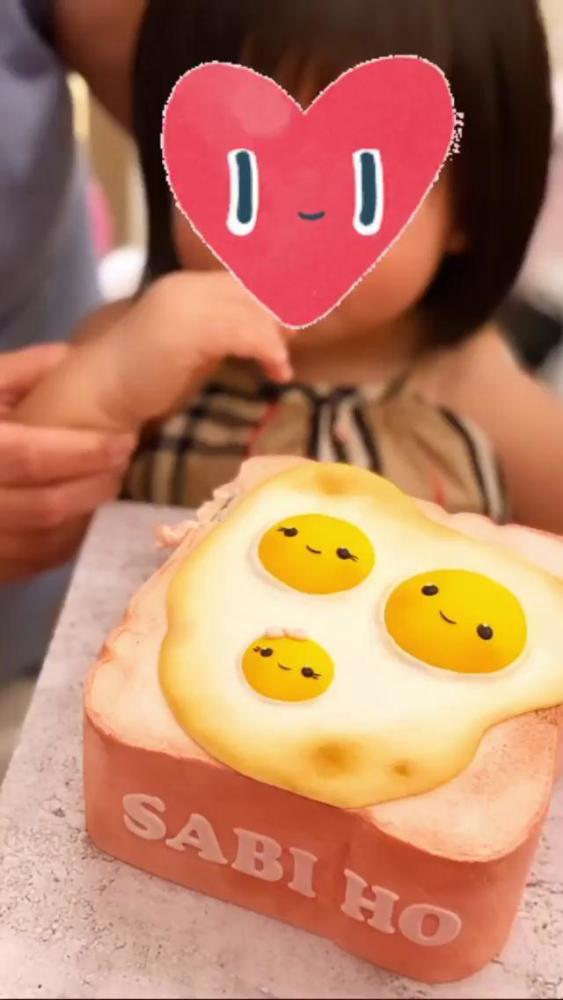 何超盈|何超盈开趴庆祝30岁生日，一岁女儿吃蛋糕舔手指，肉脸超可爱