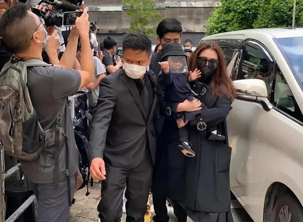 何超盈|何超盈开趴庆祝30岁生日，一岁女儿吃蛋糕舔手指，肉脸超可爱