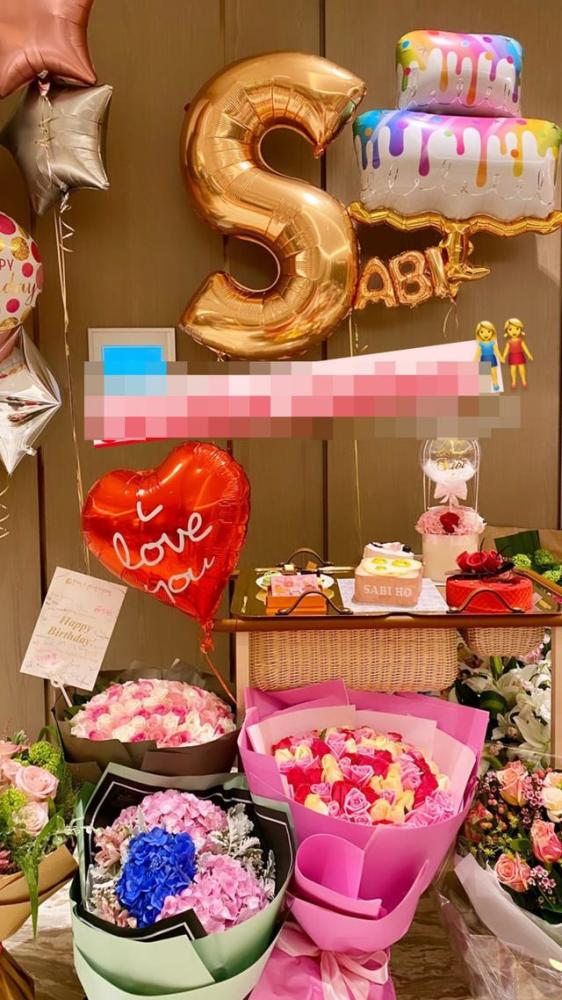 何超盈|何超盈开趴庆祝30岁生日，一岁女儿吃蛋糕舔手指，肉脸超可爱