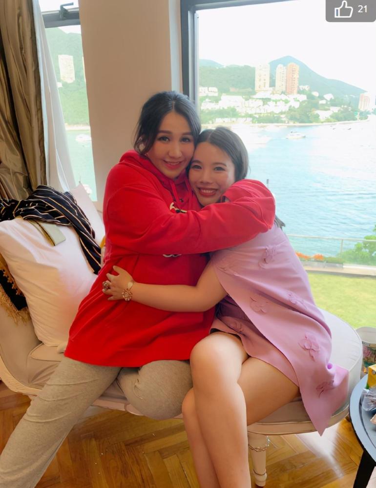 何超盈|何超盈开趴庆祝30岁生日，一岁女儿吃蛋糕舔手指，肉脸超可爱
