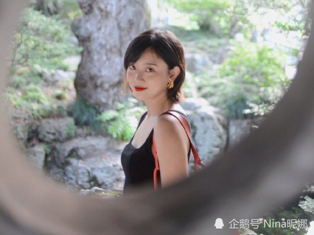 央视外景主持人李七月不上班好惊艳穿吊带裙腰细腿长标准女团身材