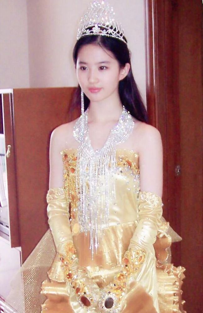金鹰女神|李沁、关晓彤成金鹰女神候选人？刘亦菲当年仙气十足，赵丽颖惊艳