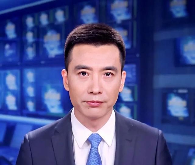 新闻联播|《新闻联播》第4位新主播郑丽，坐刚强旁边，外套绷紧，紧张到晃头手发抖