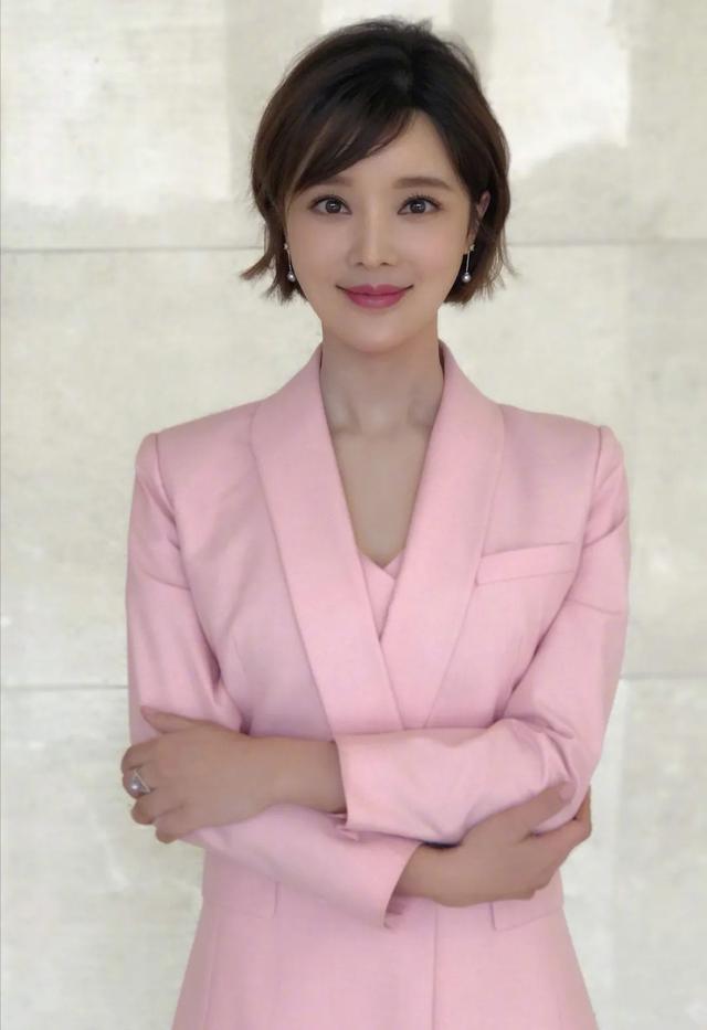 新闻联播|《新闻联播》第4位新主播郑丽，坐刚强旁边，外套绷紧，紧张到晃头手发抖