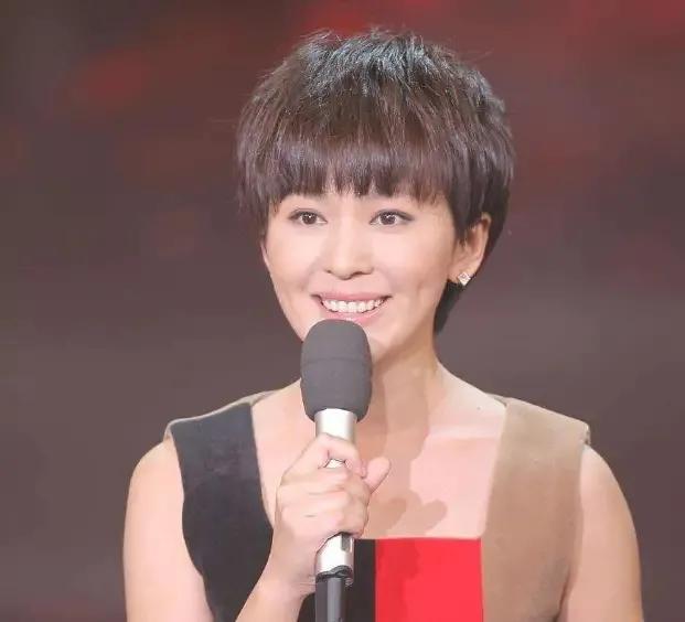 新闻联播|《新闻联播》第4位新主播郑丽，坐刚强旁边，外套绷紧，紧张到晃头手发抖