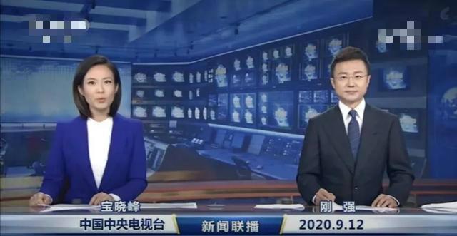 新闻联播|《新闻联播》第4位新主播郑丽，坐刚强旁边，外套绷紧，紧张到晃头手发抖