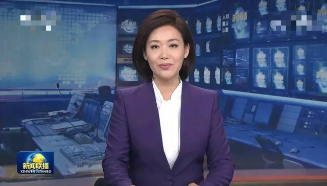 新闻联播|《新闻联播》第4位新主播郑丽，坐刚强旁边，外套绷紧，紧张到晃头手发抖