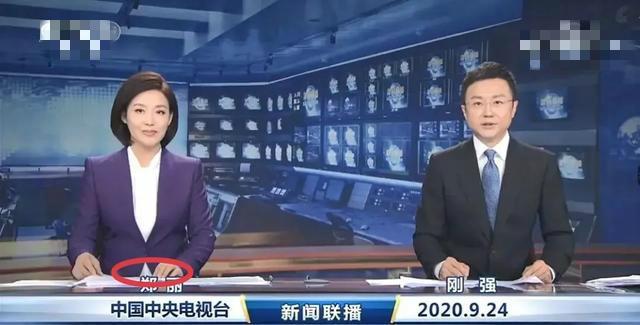 新闻联播|《新闻联播》第4位新主播郑丽，坐刚强旁边，外套绷紧，紧张到晃头手发抖