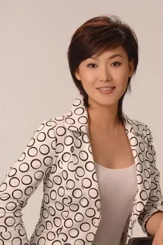 新闻联播|《新闻联播》第4位新主播郑丽，坐刚强旁边，外套绷紧，紧张到晃头手发抖