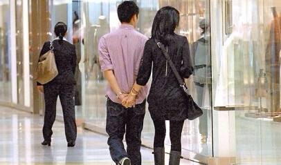 袁咏仪|袁咏仪让儿子陪逛街，魔童身高赶上妈妈，还模仿张智霖全程伺候靓靓